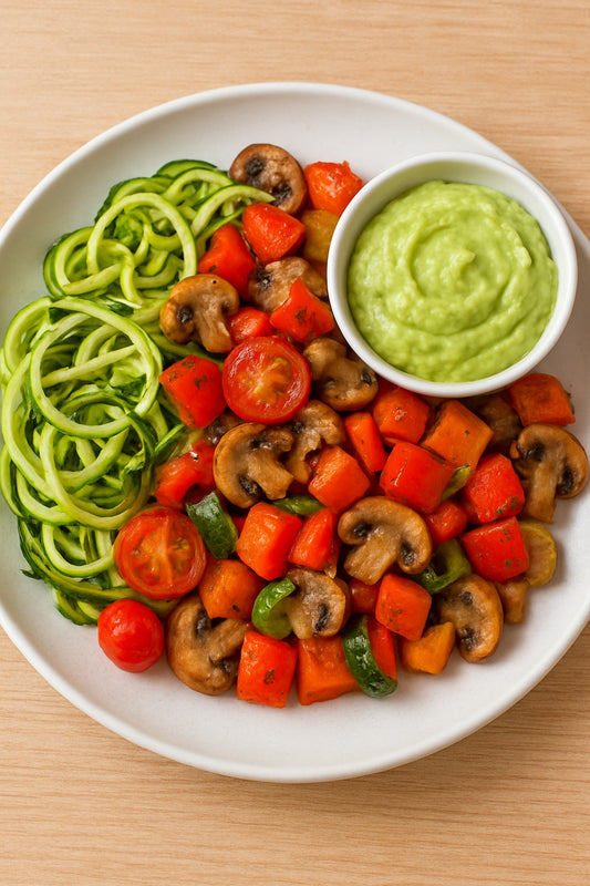 Karotten-Zoodles mit Gemüse & Hummus